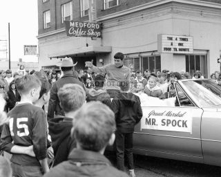 Leonard Nimoy As Mr.  Spock Grand Marshall Pear Blossom Fest.  8x10 Photo (da - 557)