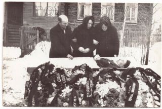 Winter Funeral Post mortem Dead man Coffin Women crying USSR old photo 2