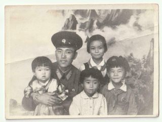 Korean Soldier & Family Great Leader Kim Badge Photo 1970s /1980s Chinese Album