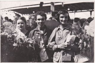1957 Youth Festival In Moscow Delegates Girls Man Badges Old Ussr Russian Photo