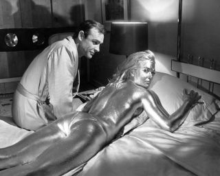 Sean Connery & Shirley Eaton On The Set Of " Goldfinger " Bond 8x10 Photo (zz - 335)