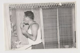 Man Guy Shaving On The Mirror Vintage Orig Photo (64113)