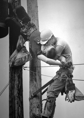 5x7 Pulitzer Prize Winning Photo - The Kiss Of Life - Lineman Electrocuted