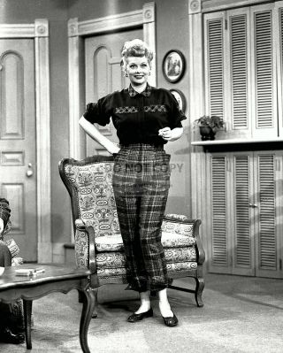 Lucille Ball On The Set Of " I Love Lucy " - 8x10 Publicity Photo (dd - 092)