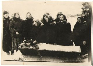 Winter Funeral Dead Man Coffin Post Mortem Cemetery Women Shawls Ussr Old Photo