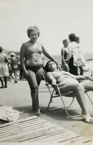 1970s Curvy Figures Young Women Beach Bikini Swimsuit Vintage Photo Snapshot