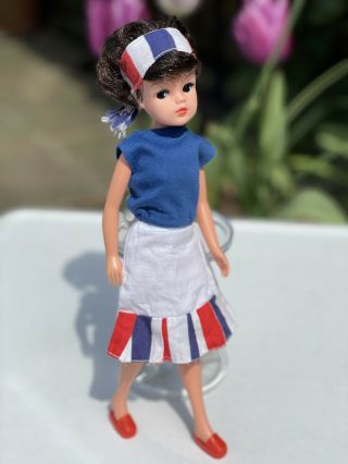 Vintage Cute Pedigree Sindy Brunette Short Hair 033055x,  Red White Blue Outfit