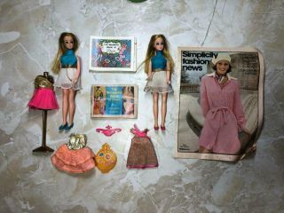 Vintage The Wonderful World Of Dawn 2 Dolls 5 Dresses,  Hanger,  Stand,  2 Booklet