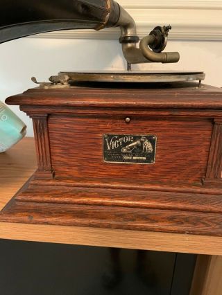 victrola phonograph with horn,  antique 3
