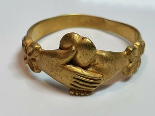 0544.  Late Medieval - Tudor Gold Ring Clasped Hands 15en,  16en Century Ad