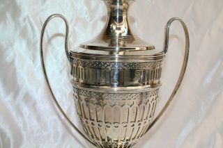 MAGNIFICENT TIFFANY & CO STERLING SILVER URN WITH TOP ' TROPHY ' 2