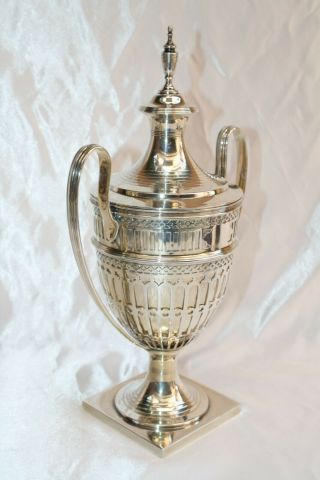 MAGNIFICENT TIFFANY & CO STERLING SILVER URN WITH TOP ' TROPHY ' 3