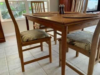 Vintage Danish Modern Mid Century Teak Dining Table.  Extendable from 4.  5 ' to 8 ' 3