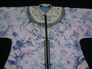 A ANTIQUE CHINESE EMBROIDERED LAVENDER GROUND SILK JACKET ROBE 2