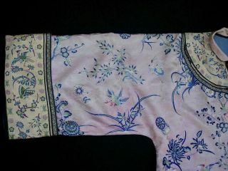 A ANTIQUE CHINESE EMBROIDERED LAVENDER GROUND SILK JACKET ROBE 3