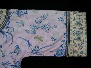 A ANTIQUE CHINESE EMBROIDERED LAVENDER GROUND SILK JACKET ROBE 4