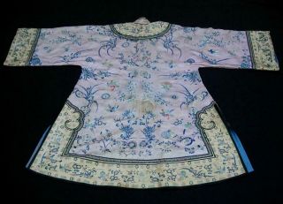 A ANTIQUE CHINESE EMBROIDERED LAVENDER GROUND SILK JACKET ROBE 6