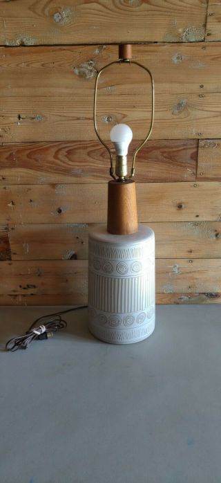 Vintage Gordon Martz For Marshall Studios Tall Ceramic Pottery Teak Table Lamp