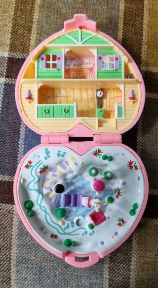 Bluebird Vintage Polly Pocket from 1989 Heidi ' s Alpine Chalet,  with figures VGC 3