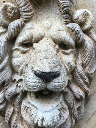 Fine Regency Style Cotswold Stone Lion Head Garden Wall Water Feature Mask Spout
