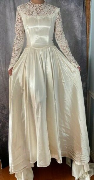 Vintage Long Sleeve Button Back Wedding Dress With Train