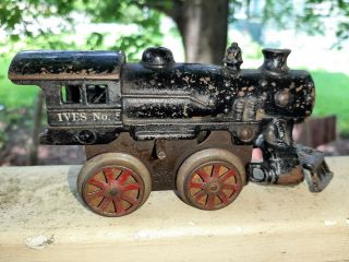 Antique Cast Iron Ives Clockwork Wind Up Steam Locomotive Engine 5.