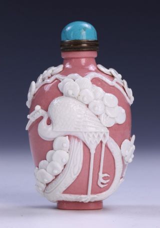A Fine Chinese Antique Overlay Peking Glass Snuff Bottle