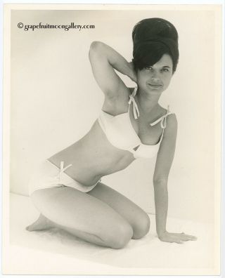 Bunny Yeager 1960s Photograph Pretty Bathing Beauty Bikini Model Andrea Barr Nr