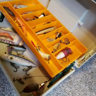 Vintage Rebel 510 Tackle Box with 18 Lures Thin Fin Brook ' s No 4 and flatfish 3