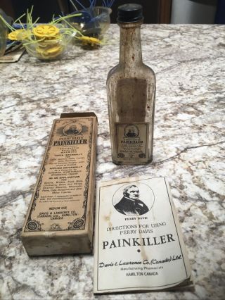 Vintage Perry Davis Painkiller Glass Bottle Box Quack Medicine Canada Booklet