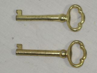 2 Vintage Skeleton Keys Hollow Barrel Old Antique Ornate Gold Tone Key Pair