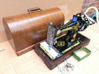 Antique Singer 28,  28k Hand Crank Sewing Machine With Accessories.