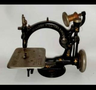 Antique Wilcox & Gibbs Table Top Sewing Machine,  Cast Iron,  Belt Driven,  Unresto
