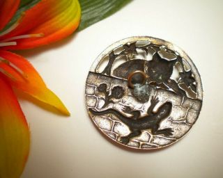 LG ANTIQUE BRASS CAT PLAYS WITH LIZARD ON WALL OPEN WORK METAL PICTURE BUTTON 2
