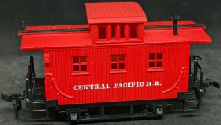 Bachmann HO: CENTRAL PACIFIC R.  R.  Old WEST CABOOSE VINTAGE,  Red,  BOBBER 2