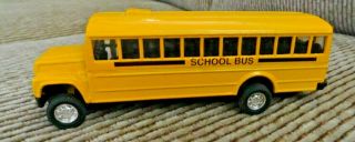 Ho Scale International Style Yellow School Bus With Die Cast Metal Body