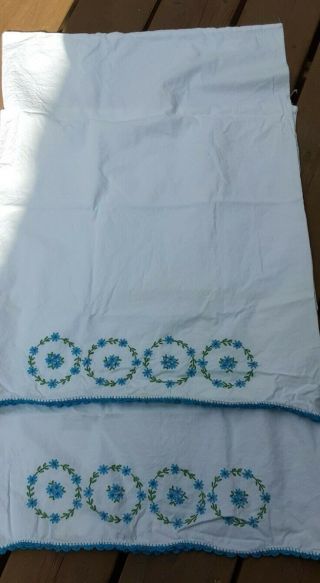 Vintage Embroidered Pillowcases Blue daisy floral wreaths lace Crochet Trim EUC 2