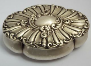 Lovely Decorative English Antique Victorian 1900 Sterling Silver Pill Snuff Box