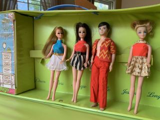 Vintage Dawn And Her Friends Doll Case With 4 Dawn Dolls And 20,  Outfits