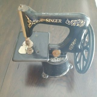 Vintage 1926 Singer Model No.  24 - 17 Chain Stitch Hand Crank Toy Sewing Machine
