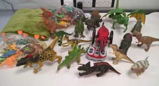 Large Bundle Of Dinosaur Figures Incl Battery Operated Figures & Blanket 796
