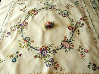 Stunning Hand Embroidered Tablecloth - Delicate Flower Circle Of Daisies
