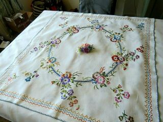 STUNNING HAND EMBROIDERED TABLECLOTH - DELICATE FLOWER CIRCLE OF DAISIES 2