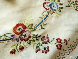 STUNNING HAND EMBROIDERED TABLECLOTH - DELICATE FLOWER CIRCLE OF DAISIES 3