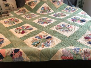 Vintage Hand Made Quilt - Dresden Plate Pattern - 73 " X 73 "