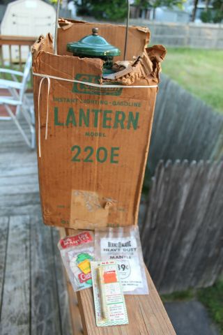 Vintage 5/1956 Coleman Model 220e Lantern With Box And