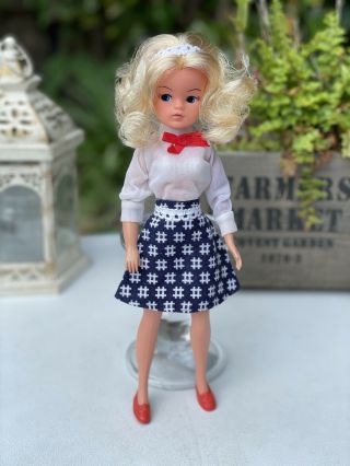 Vintage Pedigree Very Cute Sindy Doll Curly Blonde 033055x 2 Gen 1077,  Outfit