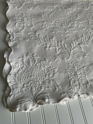Vintage White Floral Matelasse Bedspread Scalloped Edge Full/queen Size 84x84