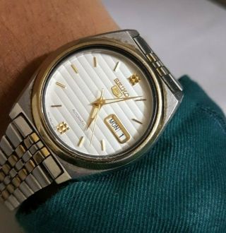Vintage Seiko 5 Automatic Exhibition Case Back Day Date Mens Gents Wrist Watch