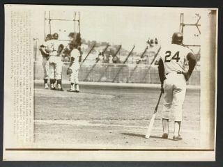 1969 York Giants Mlb Wire Photo Willie Mays Waits To Hit 600th Home Run